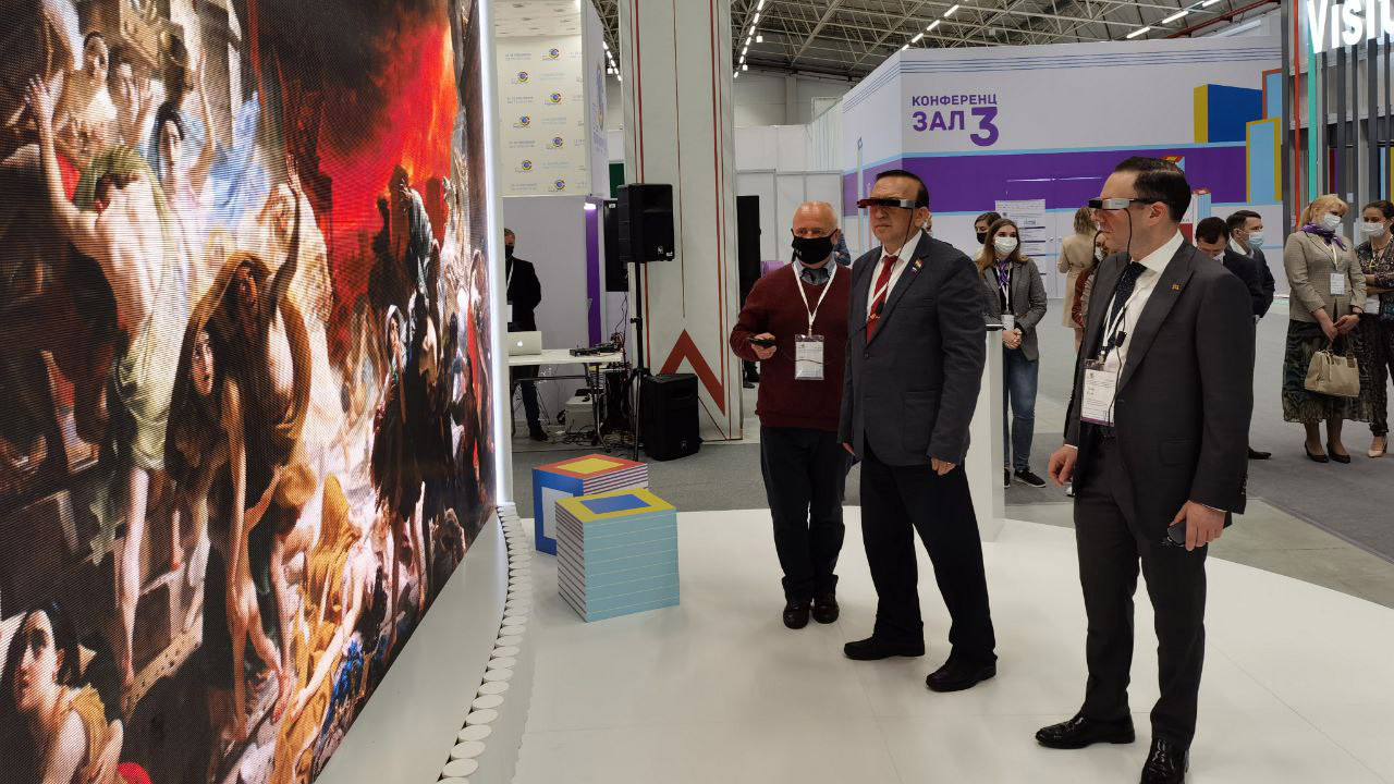 User interacting with the augmented reality installation in front of Bryullov’s painting