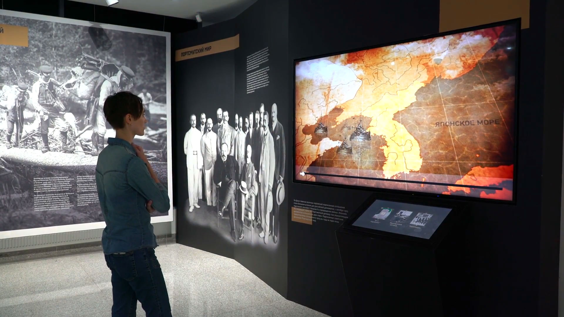 Audience discovering historical context through digital exhibits